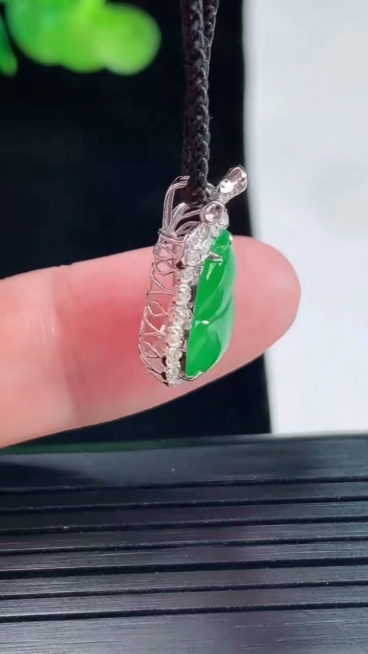 天然A货翡翠葫芦吊坠，尺寸18.6-13.6-6.5，裸石12.5-11重量:1.76g
5月14日