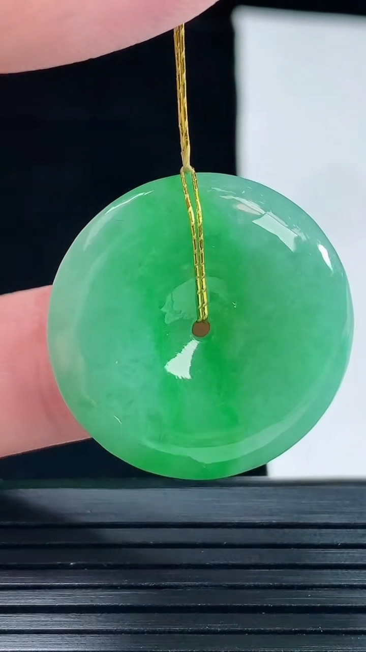 天然A货翡翠平安扣吊坠，尺寸27-6重量:9.12g
5月14日