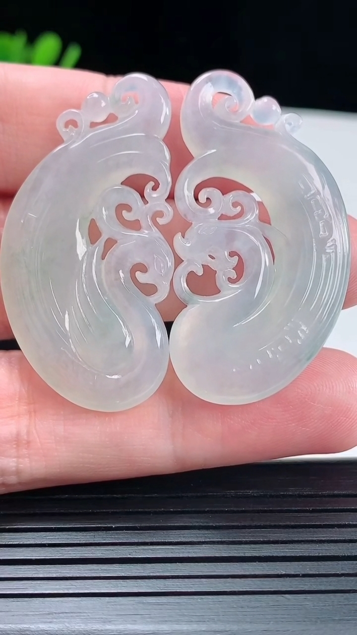 天然A货翡翠龙凤牌吊坠，尺寸45-23.6-5.2重量:19.40g
5月14日