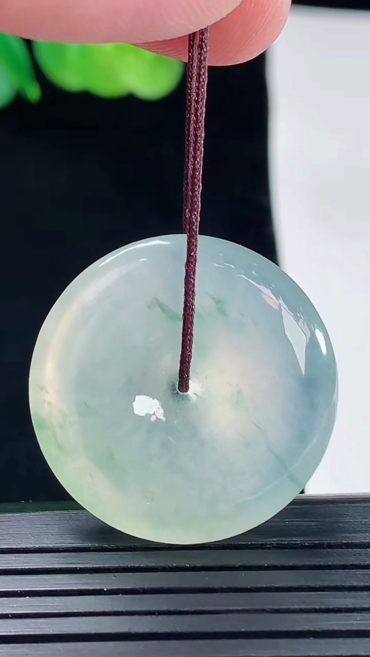 天然A货翡翠冰种飘花平安扣吊坠，尺寸29.6-5.8重量:10.26g
5月14日