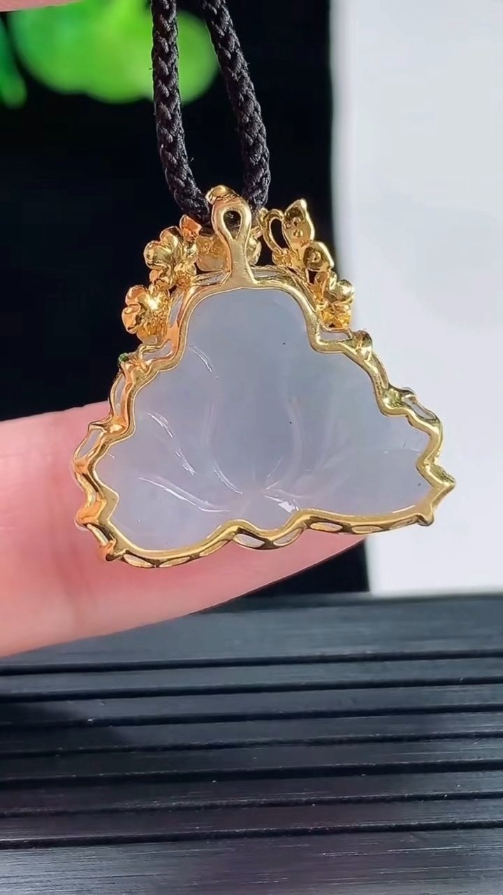 天然A货翡翠18k金紫罗兰和和美美 荷花吊坠，尺寸22-23-7，裸石18-23重量:3.85g
5月14日
