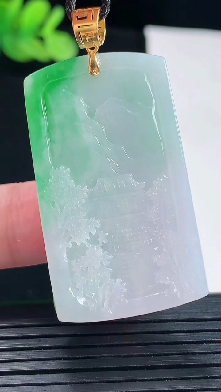 天然A货翡翠山水牌吊坠，尺寸43-25-11重量:23.66g
5月14日