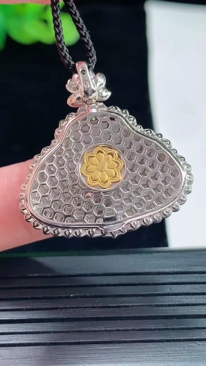 天然A货翡翠佛公吊坠，尺寸31-29.6-6，裸石18-27重量:7.15g
5月14日