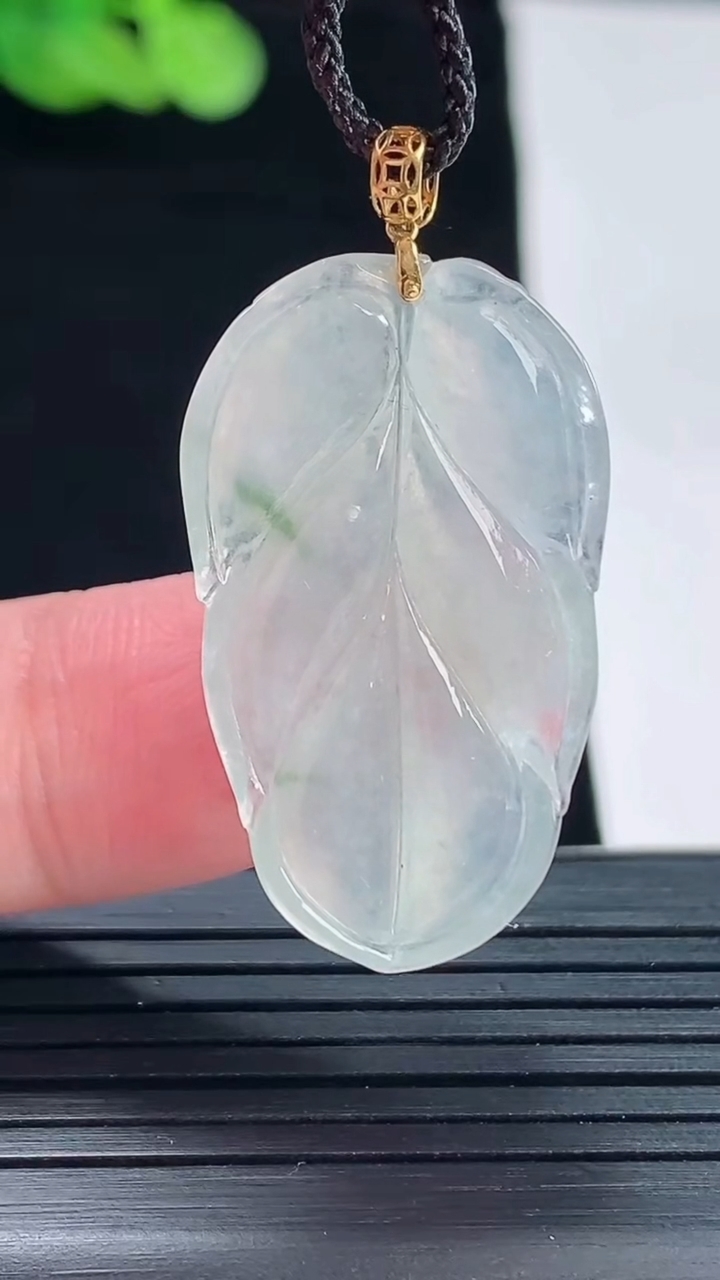 天然A货翡翠18k金飘花金枝玉叶 叶子吊坠，尺寸30.5-19-4重量:4.11g
5月14日