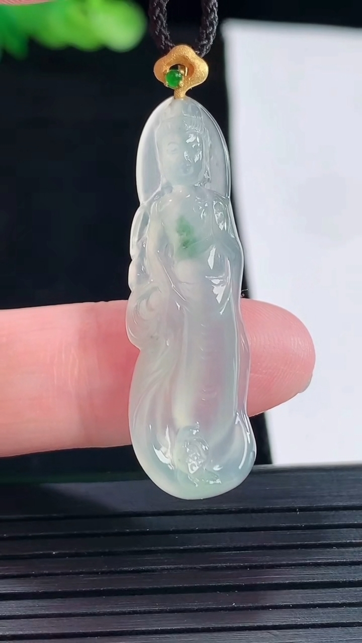 天然A货翡翠种飘花观音菩萨吊坠，尺寸38-12.2-5重量:4.24g
5月14日