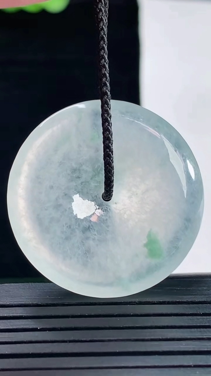 天然A货翡翠种飘花平安扣吊坠，尺寸33.2-5.5重量:12.42g
5月14日