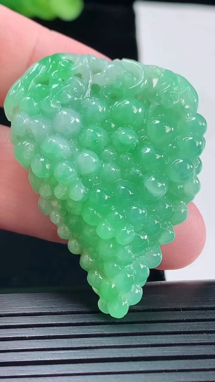 天然A货翡翠多子多福 葡萄吊坠，尺寸48-34.5-11重量:21.62g
5月14日