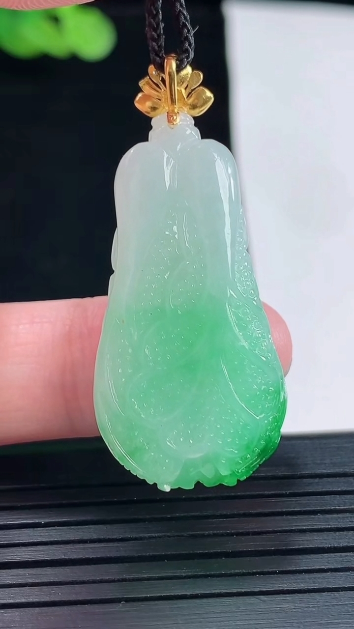 天然A货翡翠白菜吊坠，尺寸38-19-8重量:10.68g
5月14日