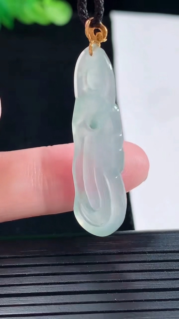 天然A货翡翠种飘花观音菩萨吊坠，尺寸38-12.2-5重量:4.24g
5月14日