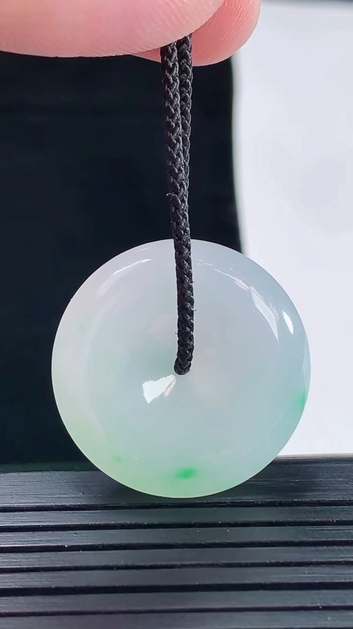 天然A货翡翠平安扣吊坠，尺寸26-6重量:8.17g
5月14日