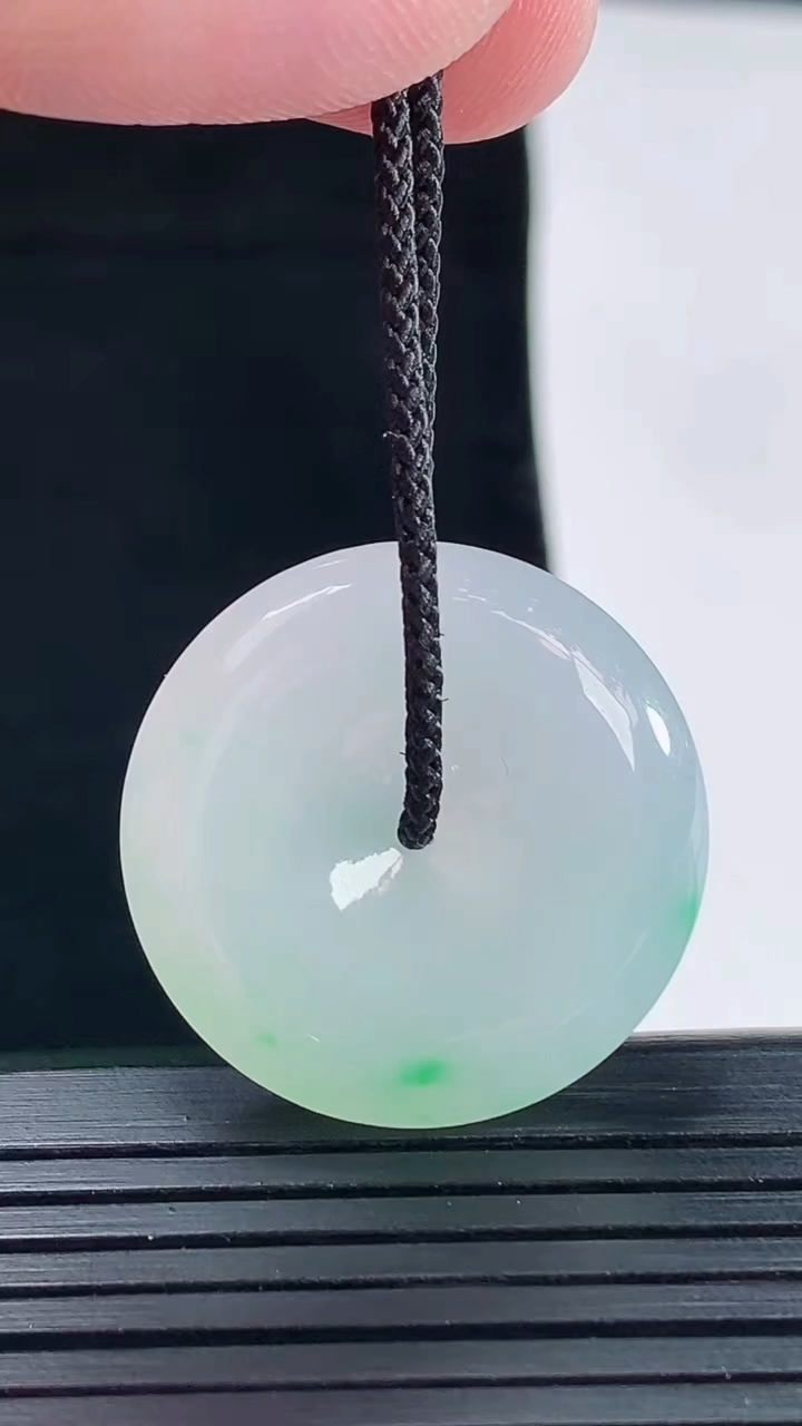 天然A货翡翠平安扣吊坠，尺寸26-6重量:8.17g
5月14日