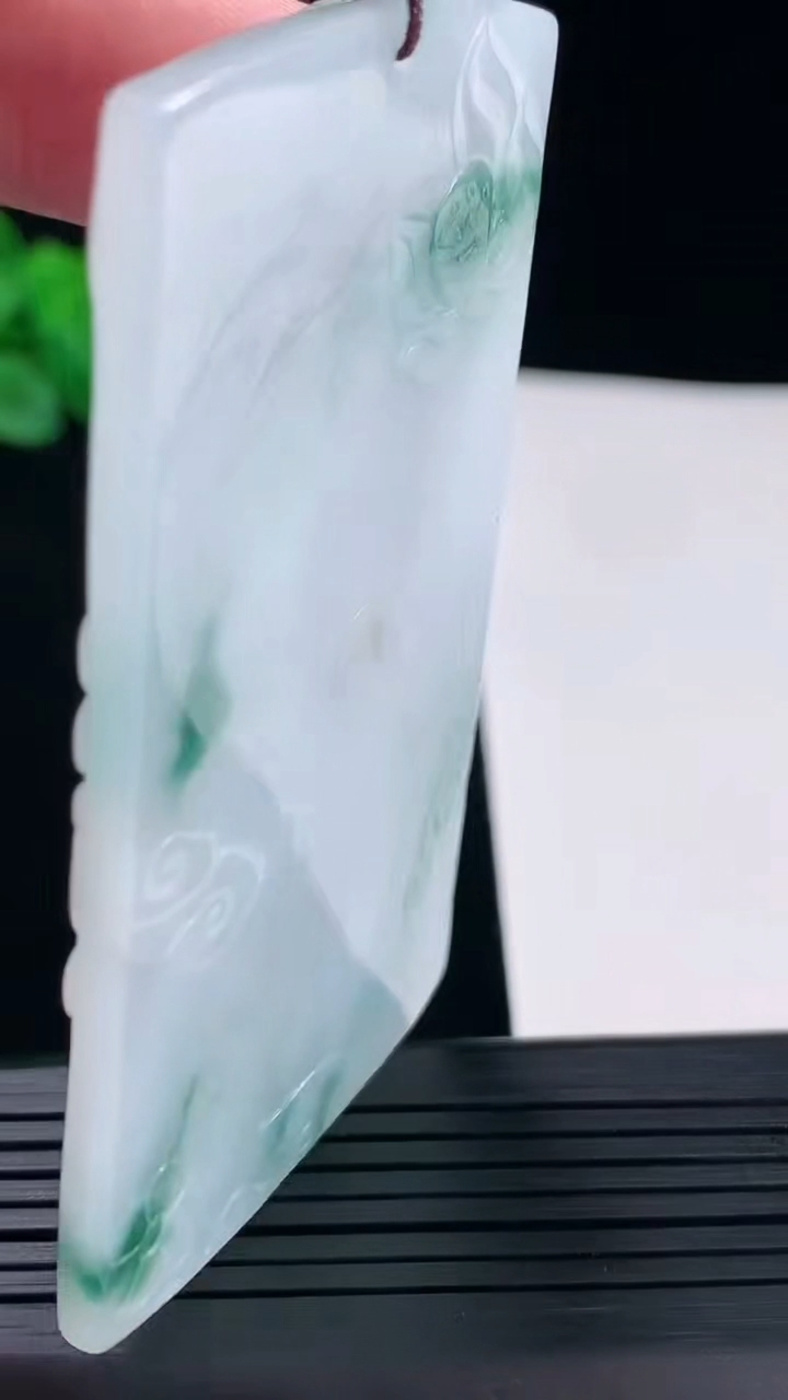 天然A货翡翠飘花阿弥陀佛吊坠，尺寸74-45-6.2重量:47.27g
5月14日