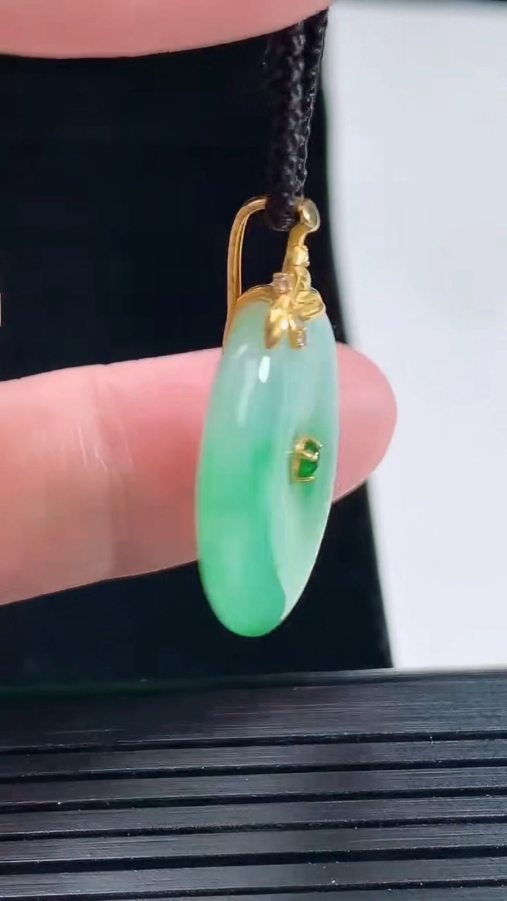 天然A货翡翠平安扣吊坠，尺寸23-4.6重量:5.50g
5月14日