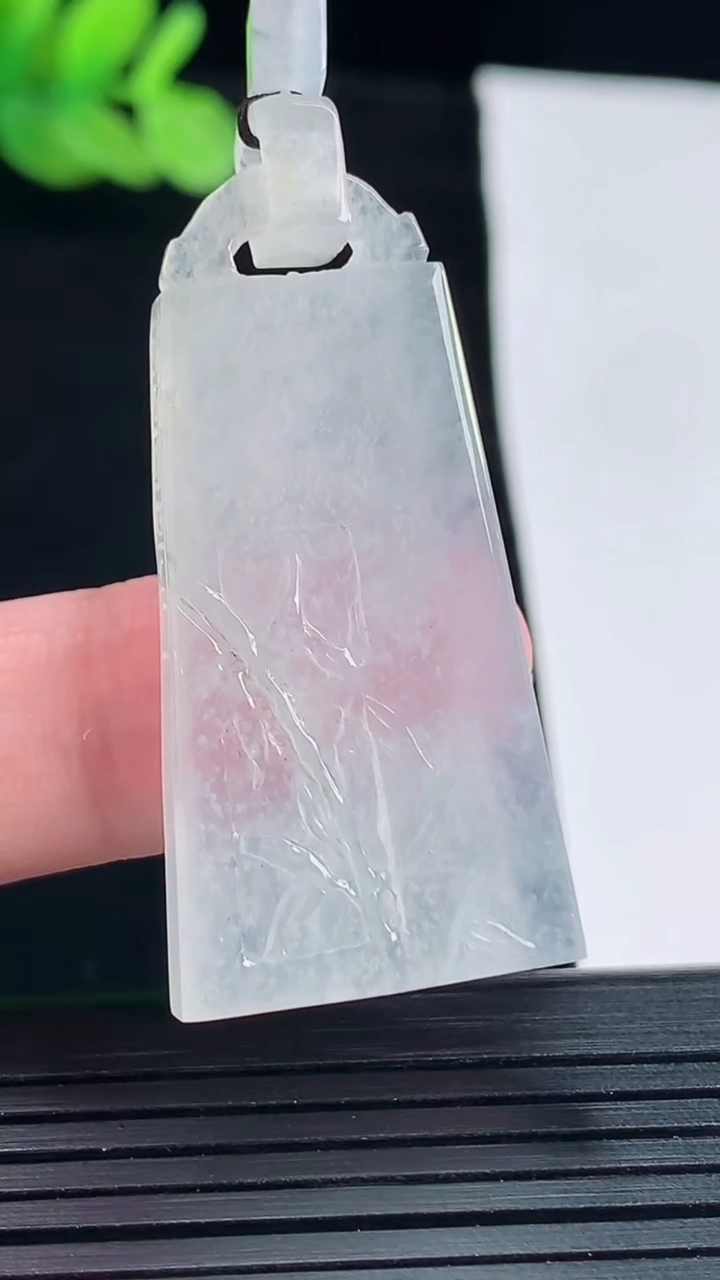 天然A货翡翠节节高升 竹节吊坠，尺寸42-21-5.0重量:12.25g
5月14日