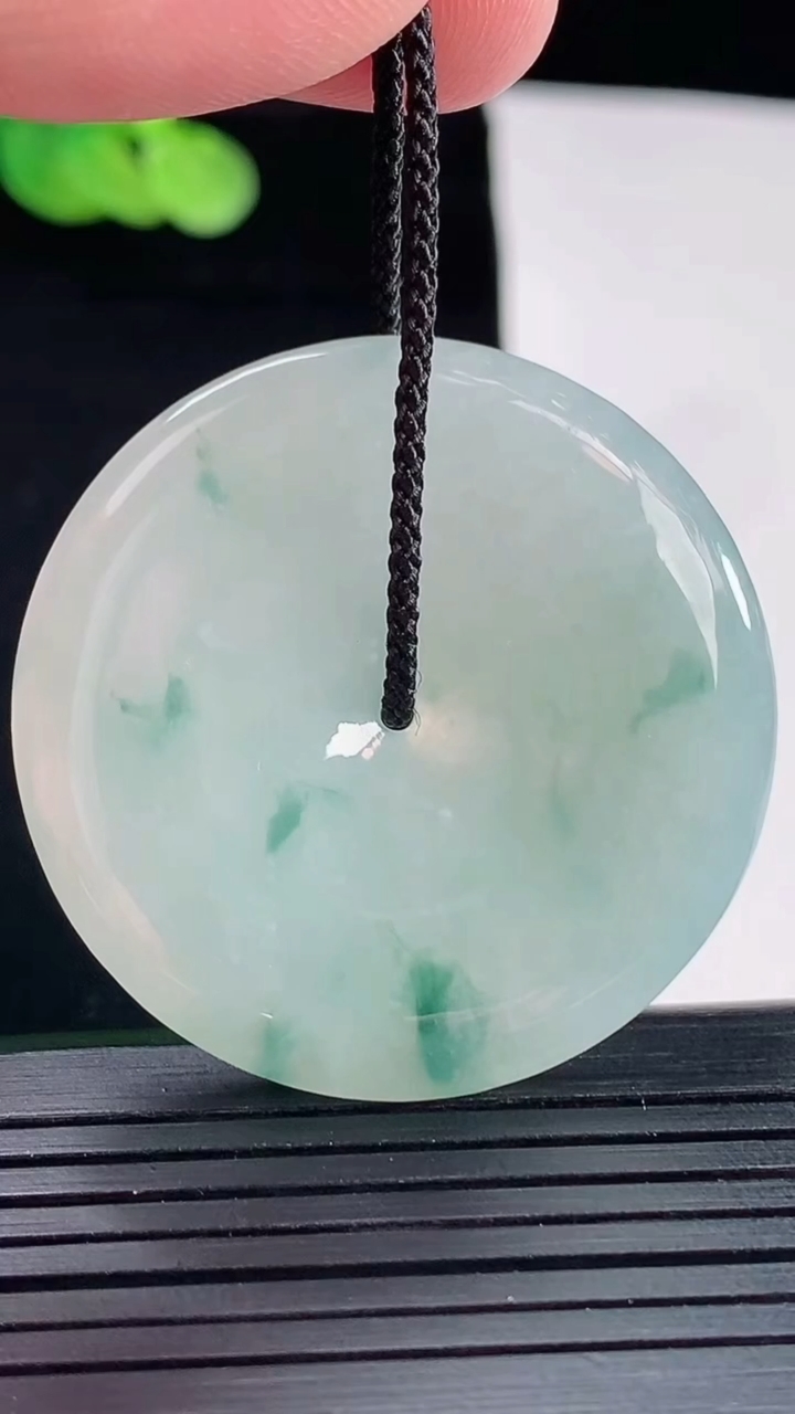 天然A货翡翠飘花平安扣吊坠，尺寸39.6-5.8重量:20.08g
5月14日