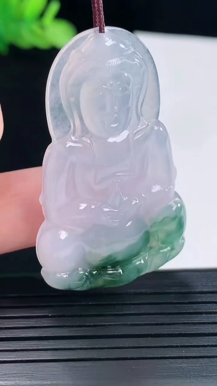 天然A货翡翠冰种飘花正装观音吊坠，尺寸50-30-4重量:10.66g
5月14日
