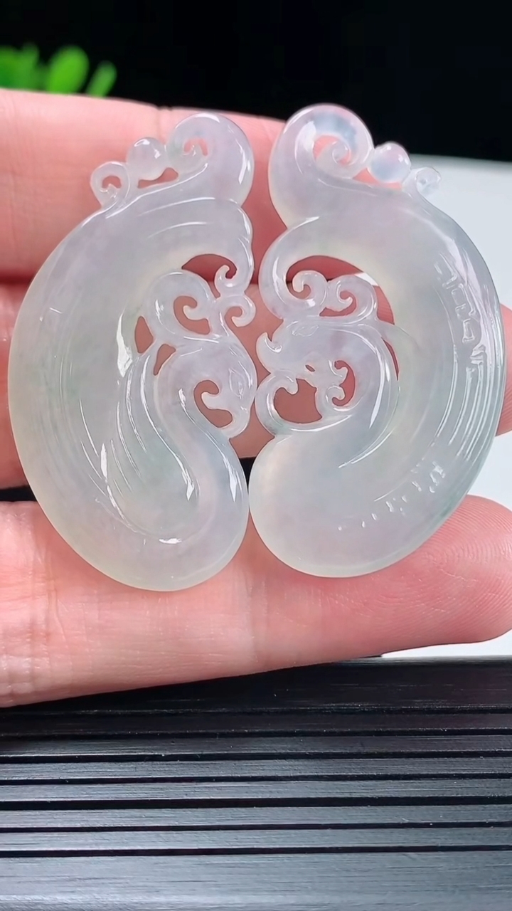 天然A货翡翠龙凤牌吊坠，尺寸45-23.6-5.2重量:19.40g
5月14日