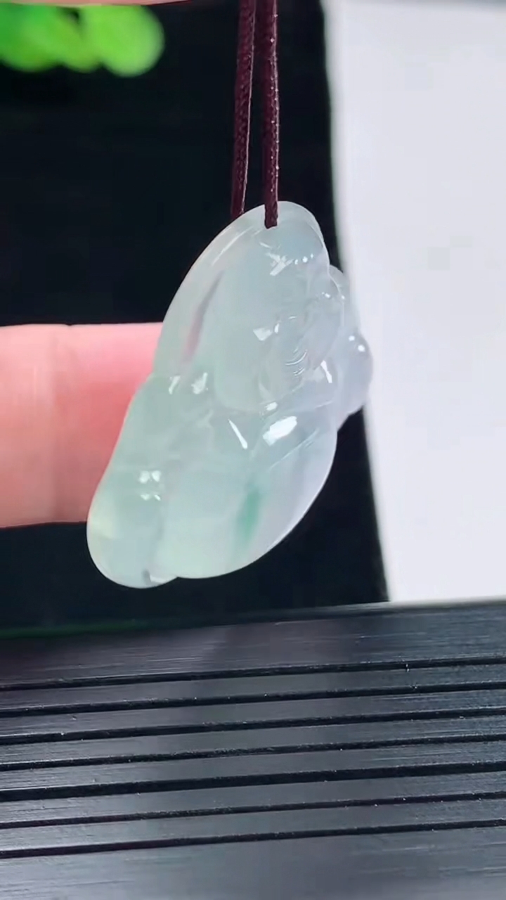 天然A货翡翠种飘花佛公吊坠，尺寸29-30.5-6重量:8.30g
5月14日