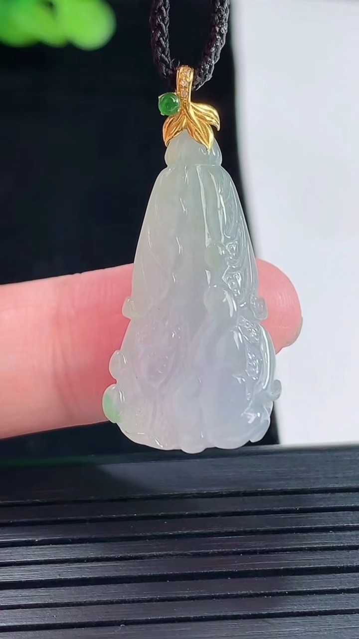 天然A货翡翠18k金春带彩 紫罗兰白菜吊坠，尺寸28-16.2-8.2重量:5.38g
5月14日