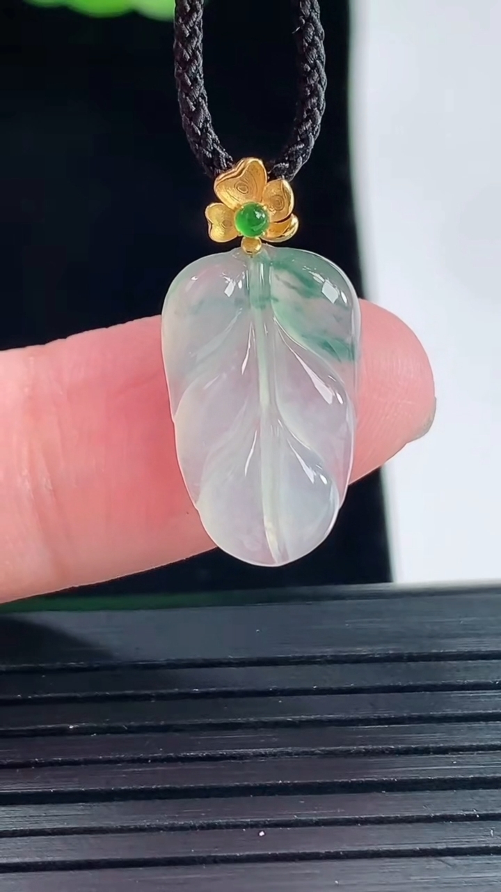天然A货翡翠种飘花金枝玉叶 叶子吊坠，尺寸17.6-11.5-3.5重量:1.40g
5月14日