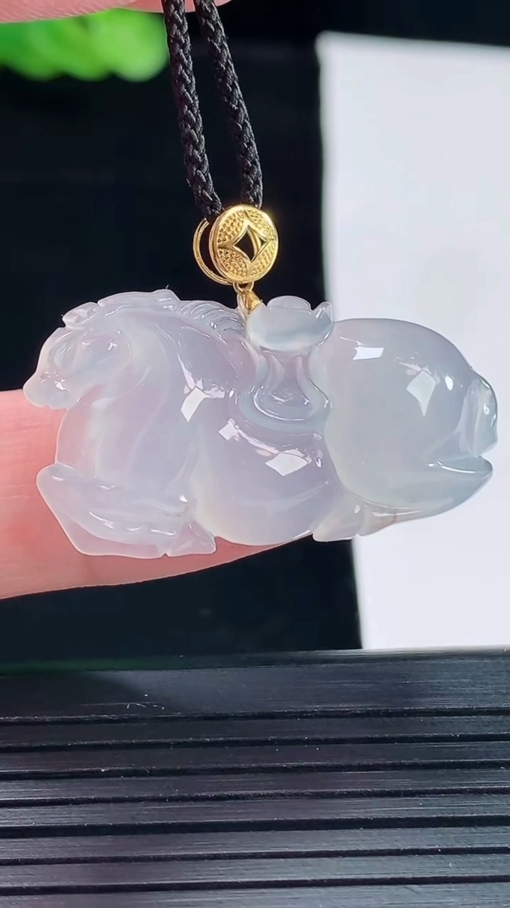 天然A货翡翠种白冰生肖马吊坠，尺寸34-18.5-5重量:5.95g
5月14日