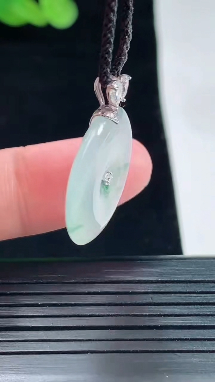 天然A货翡翠种飘花平安扣吊坠，尺寸21.5-3.6重量:3.88g
5月14日