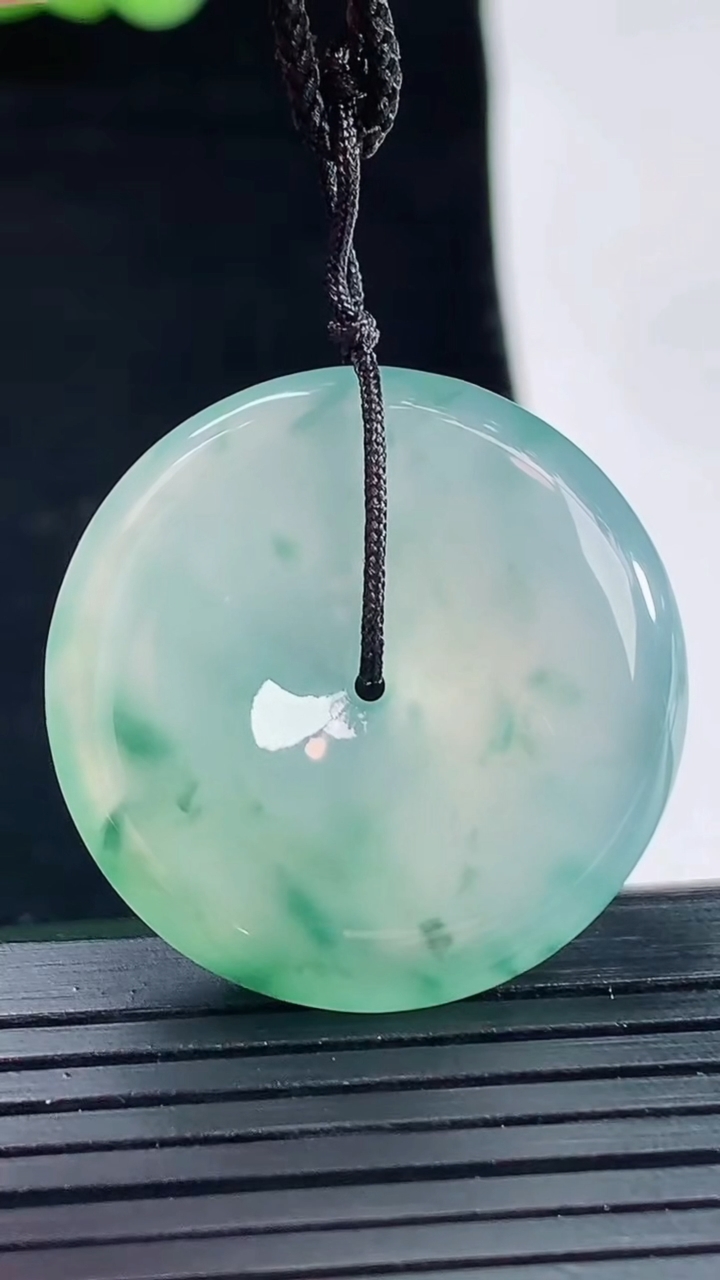 天然A货翡翠种飘花平安扣吊坠，尺寸30-6重量:11.14g
5月14日