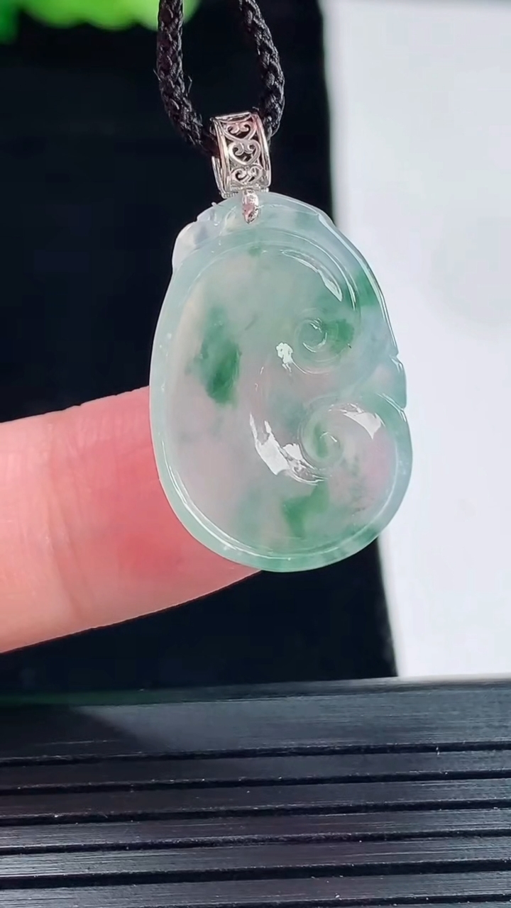 天然A货翡翠种飘花如意吊坠，尺寸22.5-16-4.6重量:3.49g
5月14日