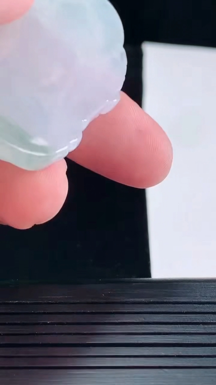 天然A货翡翠冰种飘花大势至菩萨吊坠，尺寸52-36.8-5.8重量:22.19g
5月14日