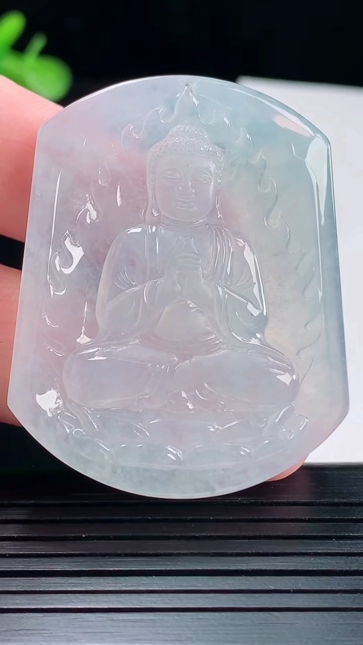 天然A货翡翠大日如来佛吊坠，尺寸48.6-39-5.5重量:23.74g
5月14日