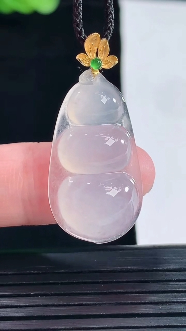 天然A货翡翠种白冰福豆吊坠，尺寸28.5-17-5.5重量:3.85g
5月14日