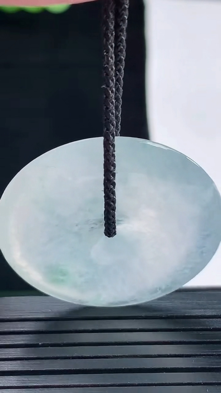 天然A货翡翠种飘花平安扣吊坠，尺寸33.2-5.5重量:12.42g
5月14日