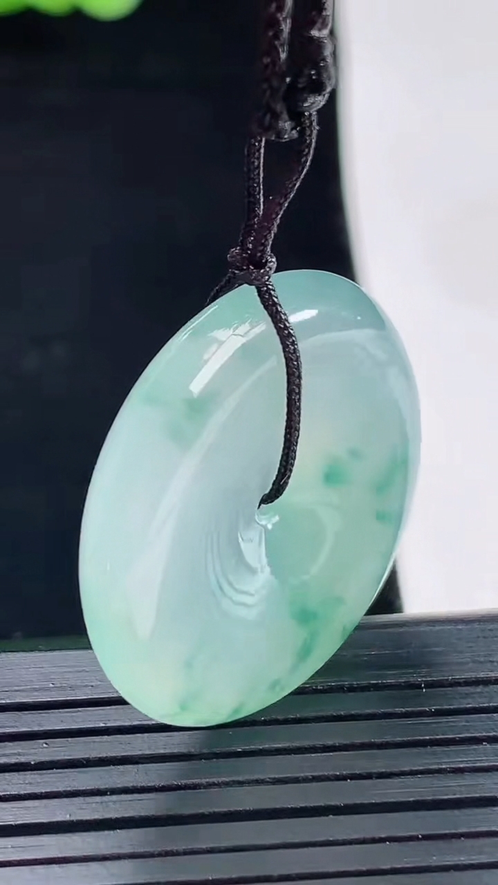 天然A货翡翠种飘花平安扣吊坠，尺寸30-6重量:11.14g
5月14日