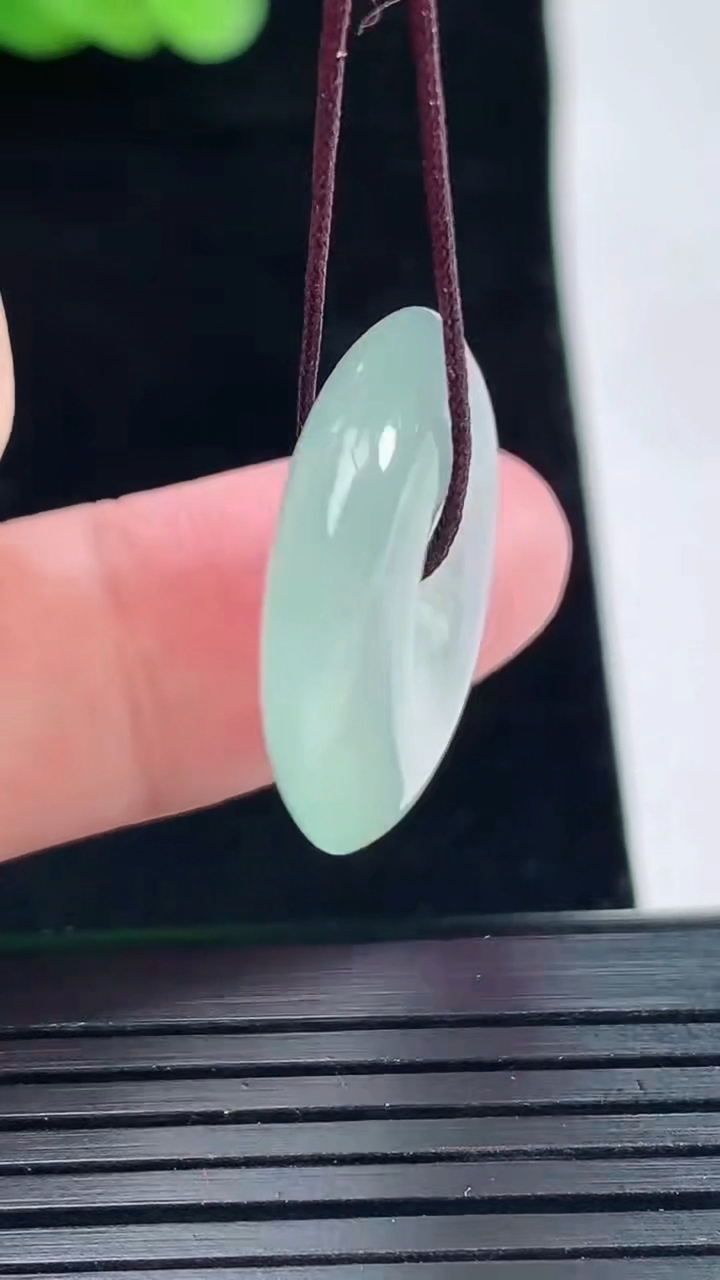 天然A货翡翠平安扣吊坠，尺寸23-5.6重量:5.94g
5月14日