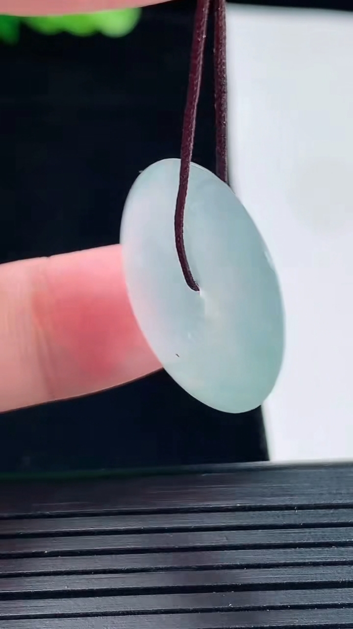 天然A货翡翠平安扣吊坠，尺寸24-4.5重量:5.04g
5月14日