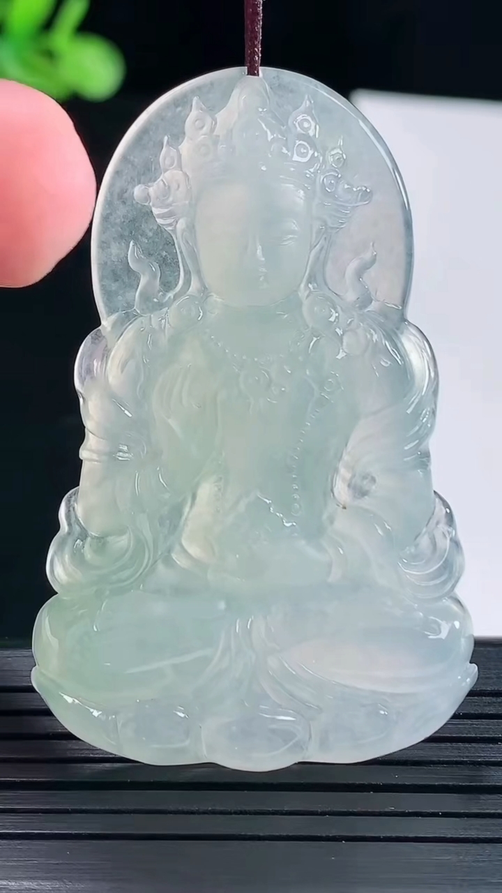 天然A货翡翠度母菩萨吊坠，尺寸54.5-35.5-5.6重量:17.98g
5月14日