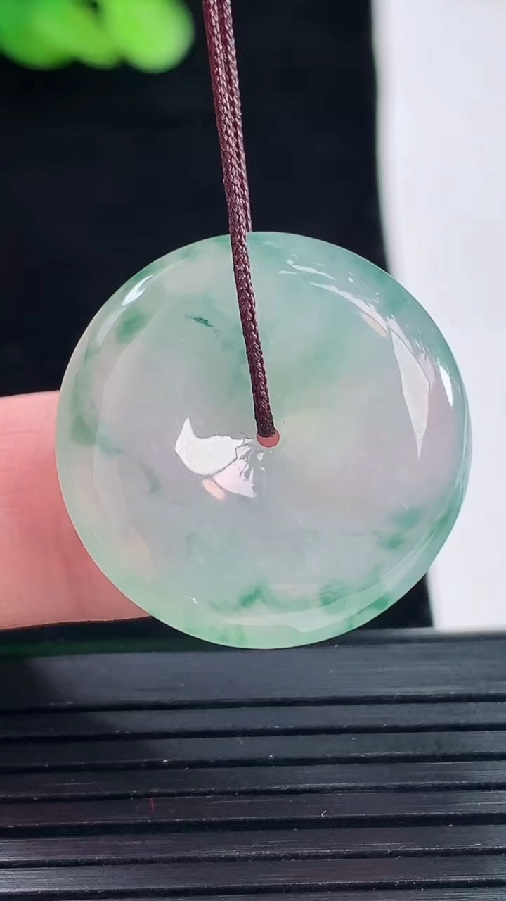 天然A货翡翠冰种飘花平安扣吊坠，尺寸25-5.6重量:7.04g
5月14日
