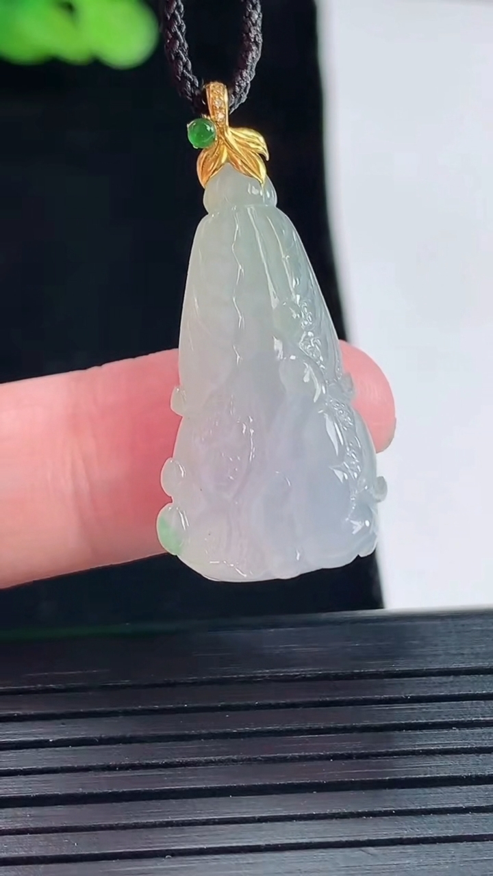 天然A货翡翠18k金春带彩 紫罗兰白菜吊坠，尺寸28-16.2-8.2重量:5.38g
5月14日