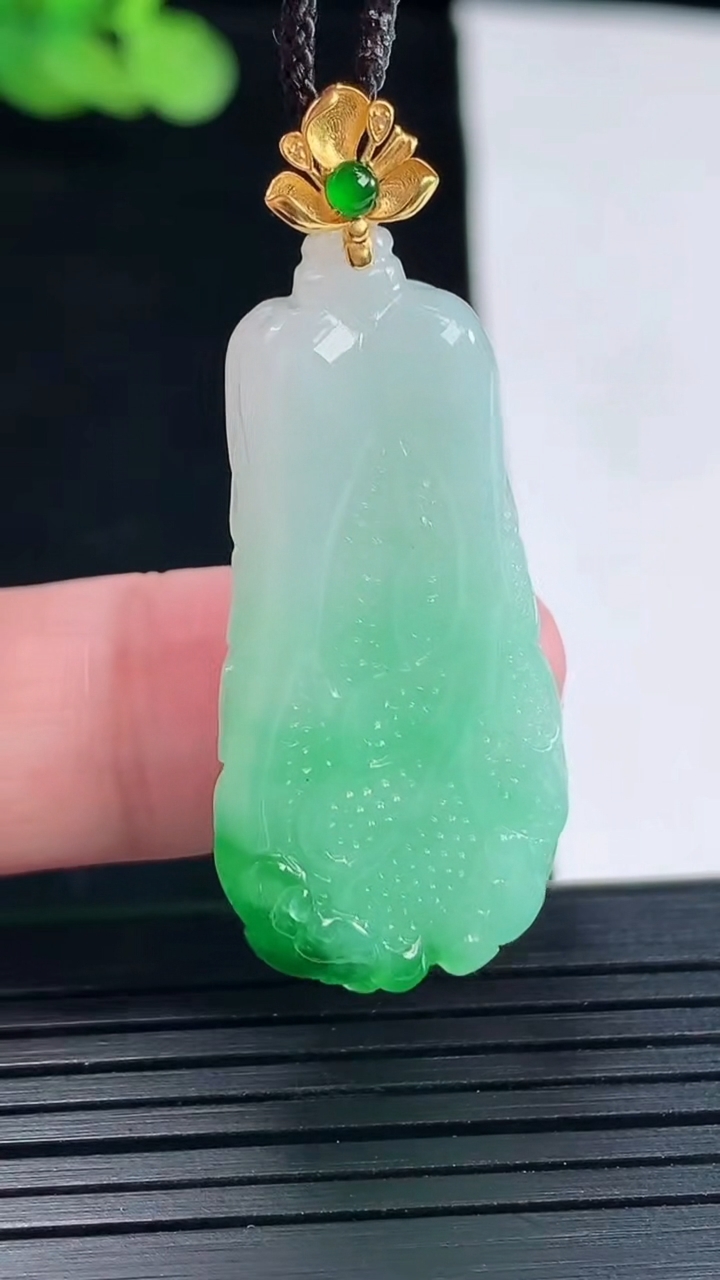 天然A货翡翠白菜吊坠，尺寸38-19-8重量:10.68g
5月14日