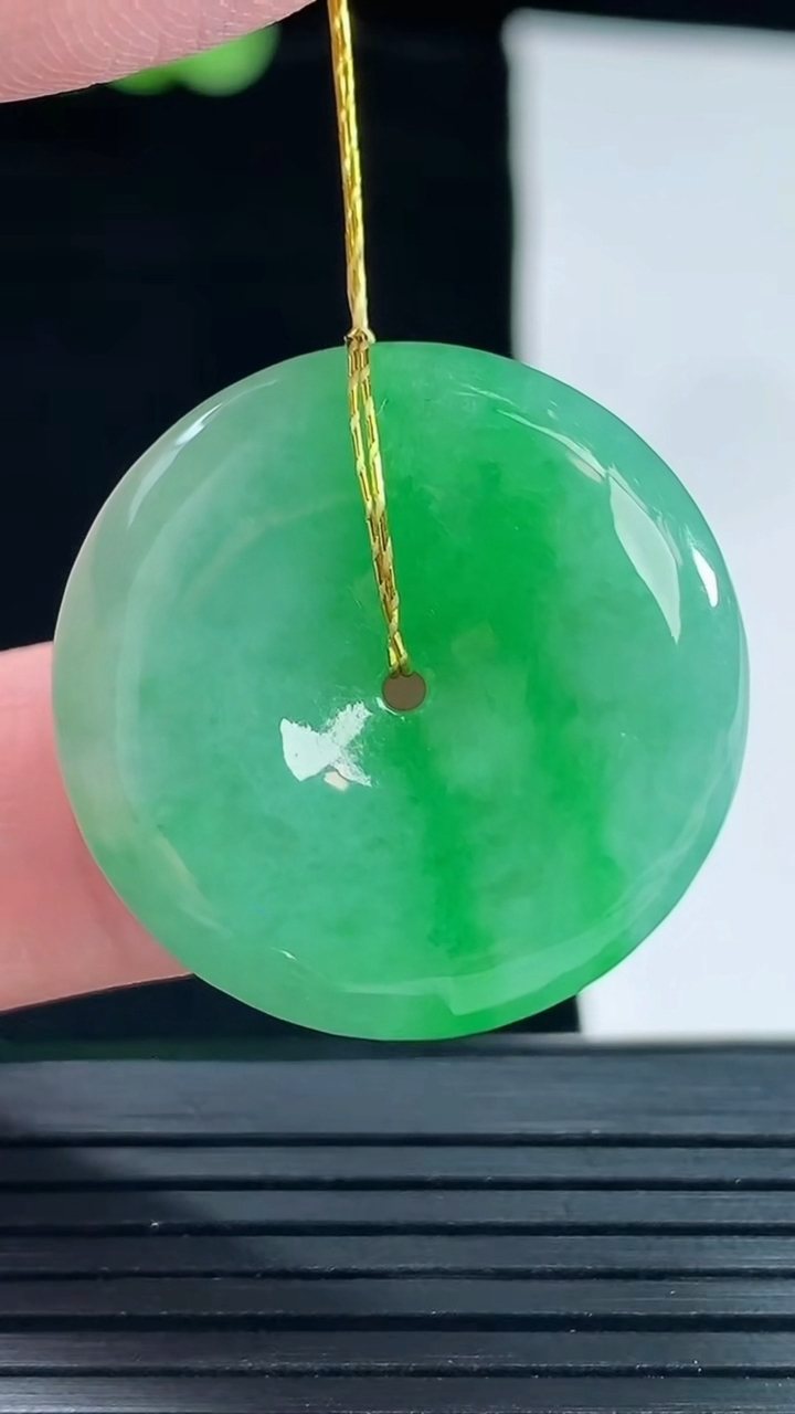 天然A货翡翠平安扣吊坠，尺寸27-6重量:9.12g
5月14日