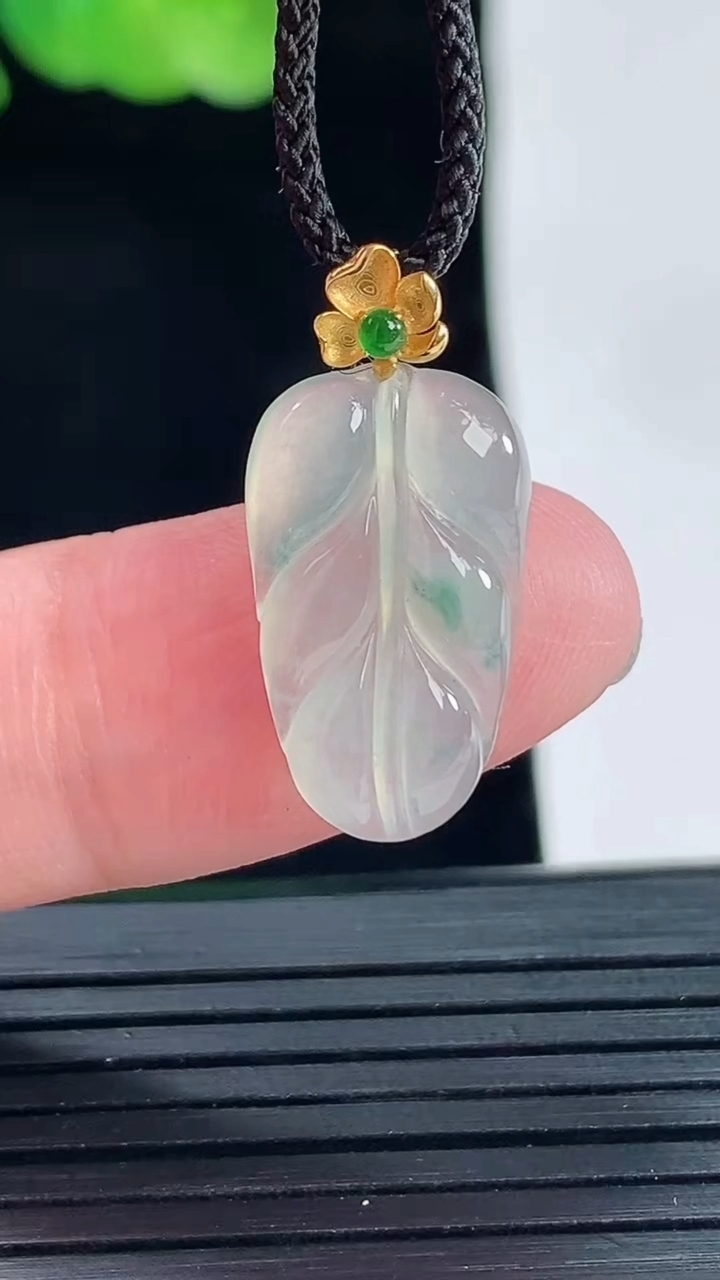 天然A货翡翠种飘花金枝玉叶 叶子吊坠，尺寸18-11-3.5重量:1.53g
5月14日