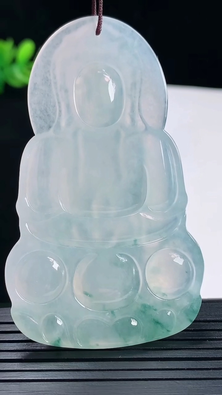 天然A货翡翠种飘花正装观音吊坠，尺寸69.5-41.6-5.5重量:32.12g
5月14日