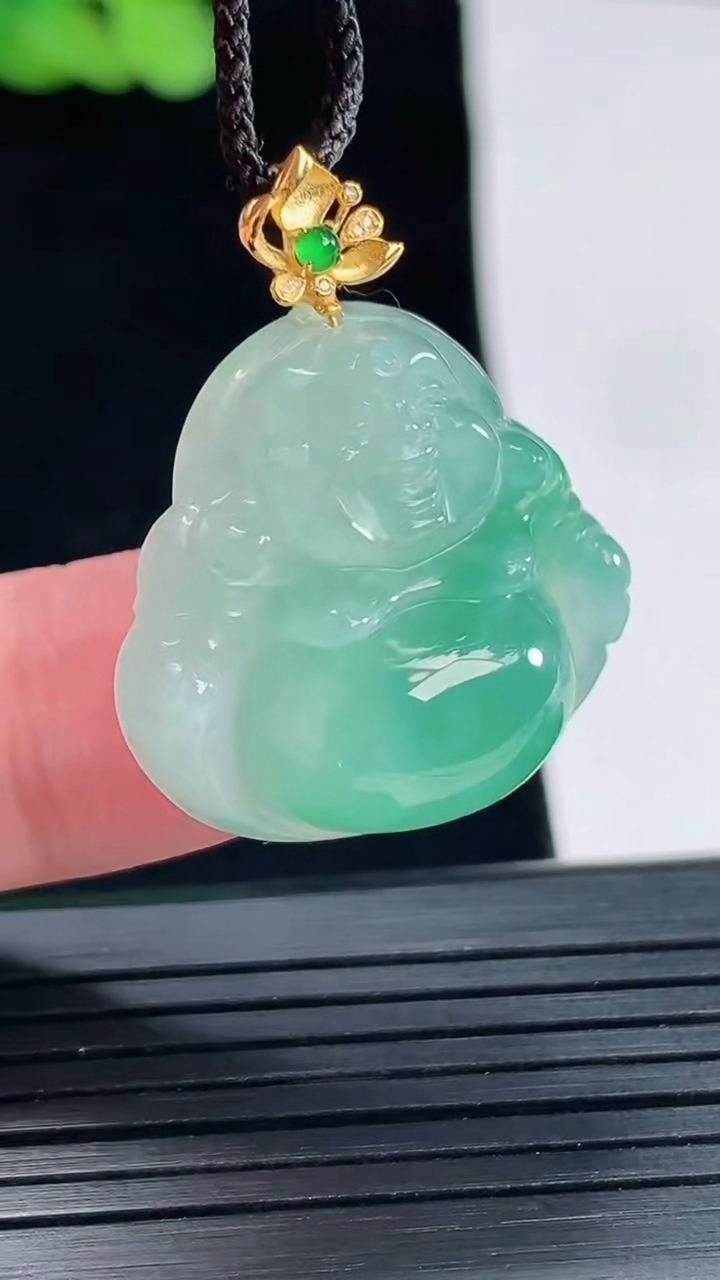天然A货翡翠佛公吊坠，尺寸24-25.6-8.5重量:7.50g
5月14日