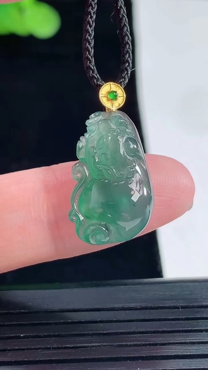 天然A货翡翠18k金蓝水霸王貔貅吊坠，尺寸19-12.8-5.8重量:2.33g
5月14日