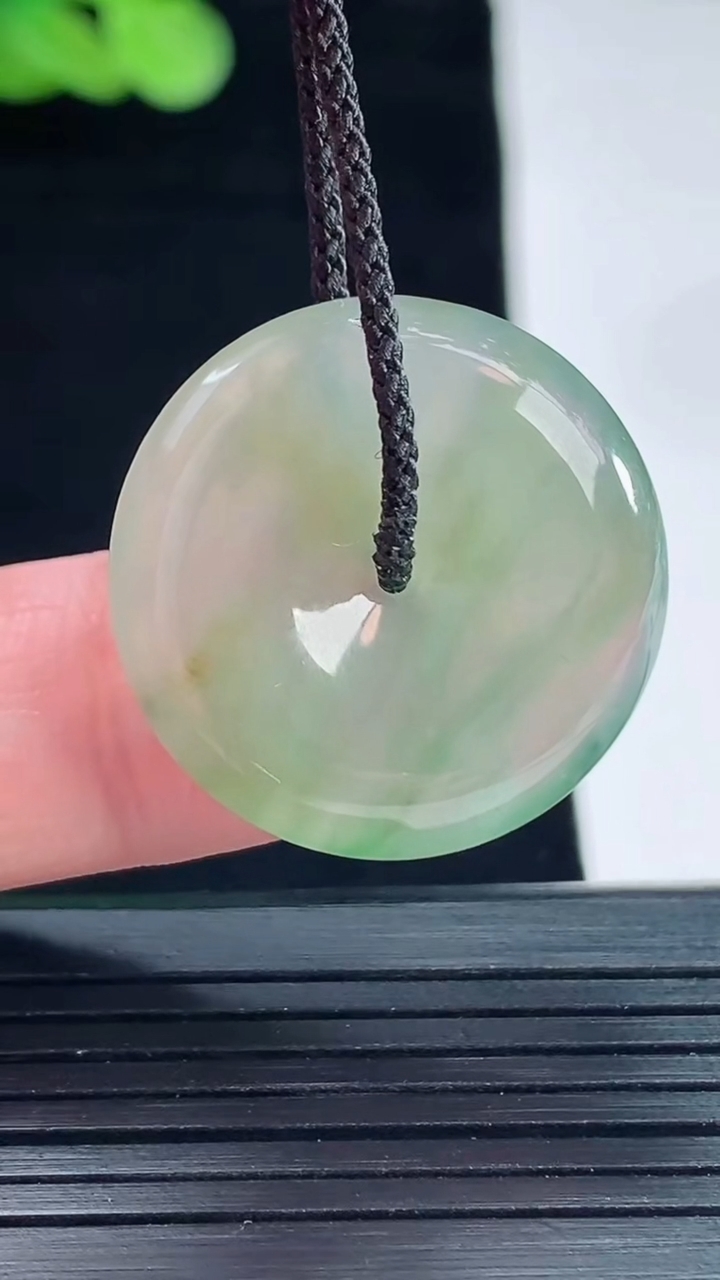 天然A货翡翠平安扣吊坠，尺寸25-5.6重量:6.85g
5月14日