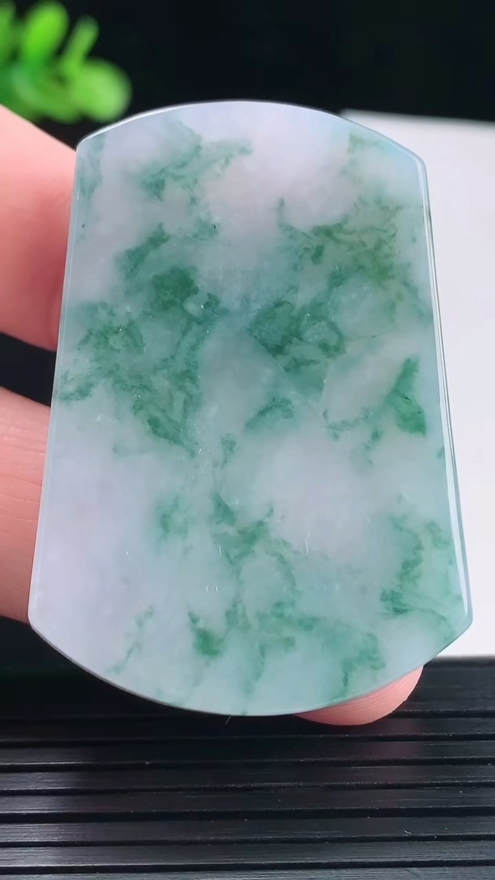 天然A货翡翠飘花无事牌吊坠，尺寸51-35-6.5重量:33.35g
5月14日