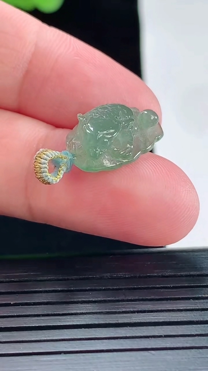 天然A货翡翠金蟾吊坠，尺寸21-12-7.8重量:2.29g
5月14日