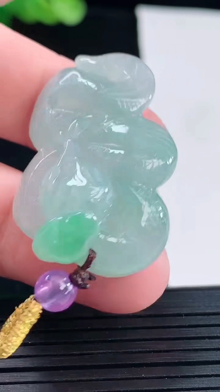 天然A货翡翠生肖蛇吊坠，尺寸40-25.5-12重量:15.07g
5月14日