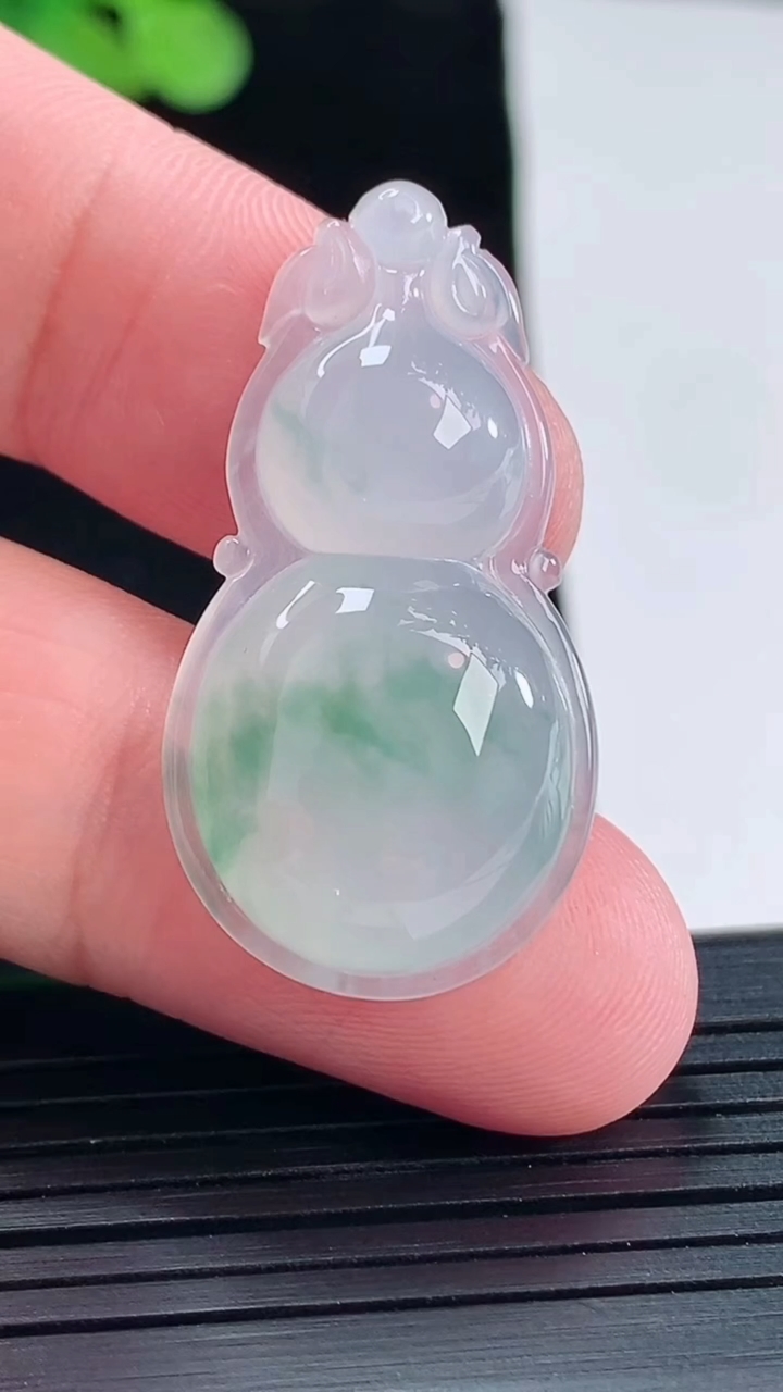 天然A货翡翠冰种飘花葫芦吊坠，尺寸36-19-6.5重量:6.18g
5月14日