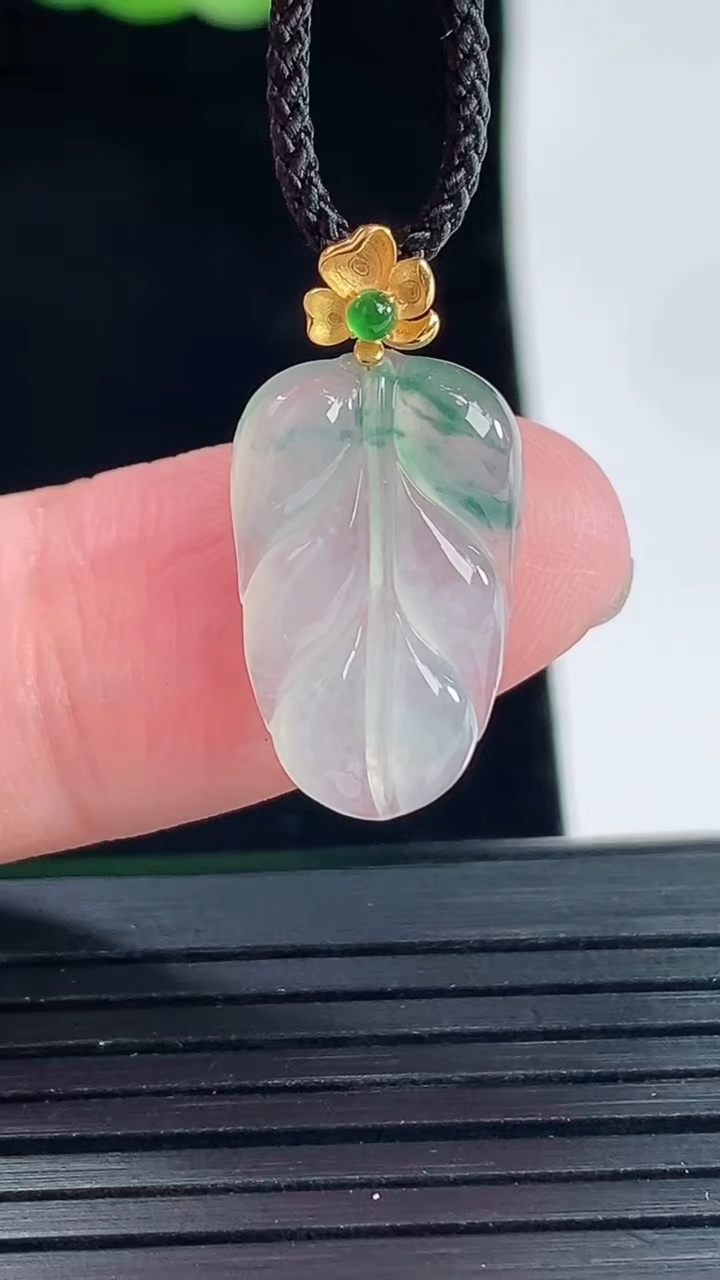 天然A货翡翠种飘花金枝玉叶 叶子吊坠，尺寸17.6-11.5-3.5重量:1.40g
5月14日